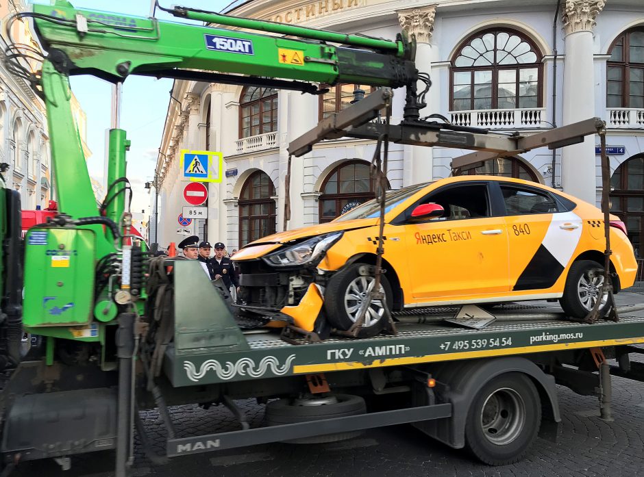 Maskvoje taksi automobilis rėžėsi į žmones, yra sužeistųjų (atnaujinta)