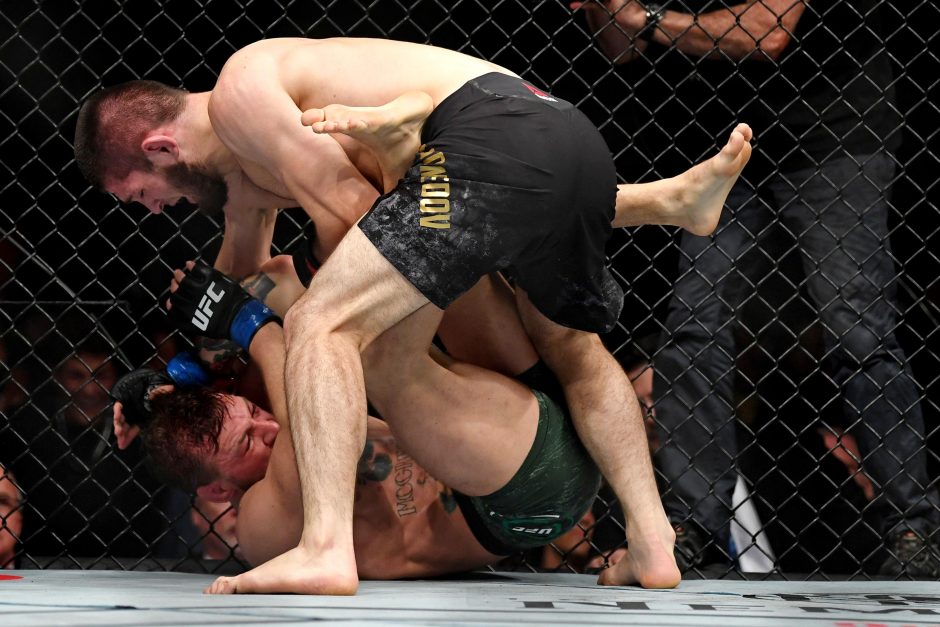 Brangiausioje UFC kovoje Ch. Nurmagomedovas prismaugė C. McGregorą ir sukėlė skandalą