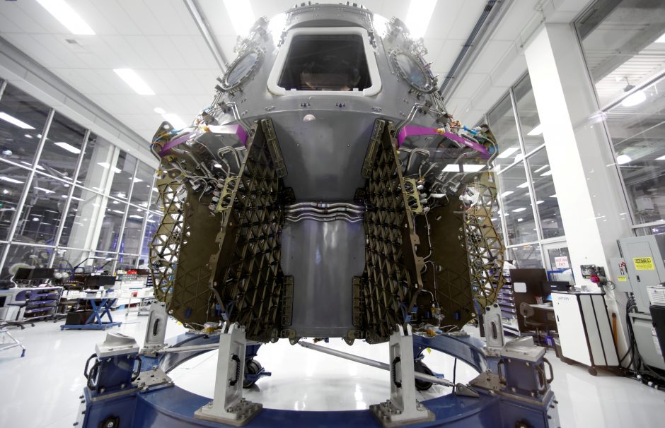 „SpaceX“ sausį išbandys naująjį erdvėlaivį „Crew Dragon“