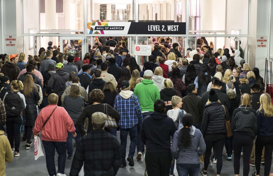 „Juodąjį penktadienį“ prekybos centro atidarymo laukė 2,5 tūkst. žmonių