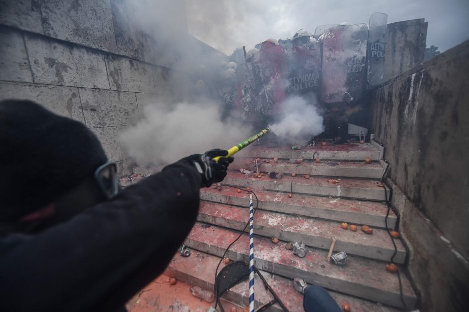 Tūkstančiai žmonių Atėnuose protestavo prieš pavadinimo susitarimą su Makedonija