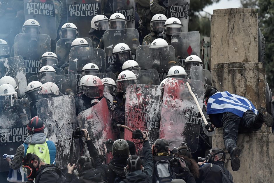 Tūkstančiai žmonių Atėnuose protestavo prieš pavadinimo susitarimą su Makedonija