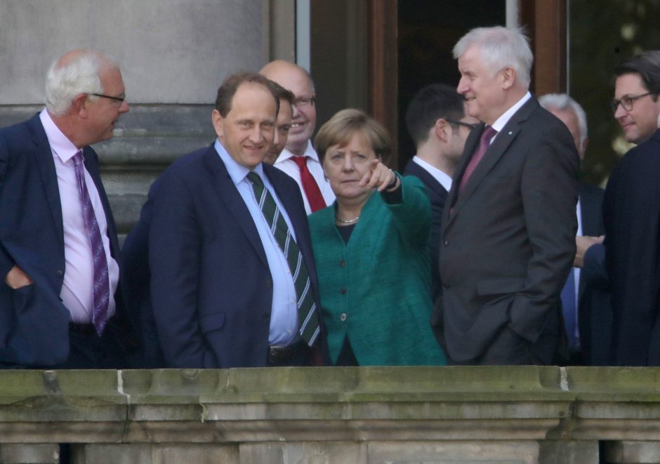 Susilpnėjusi A. Merkel bando formuoti naują vyriausybę