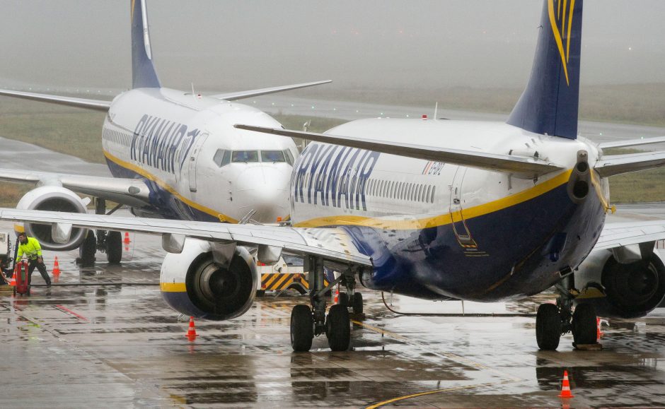 Vėluojant „Ryanair“ orlaiviui, keleivis spruko per avarinį išėjimą