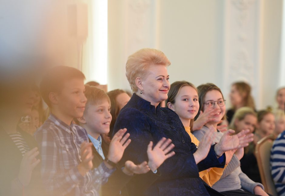 Prezidentė  įžiebė pirmąją šalies Kalėdų eglę ir paragino dovanoti knygų