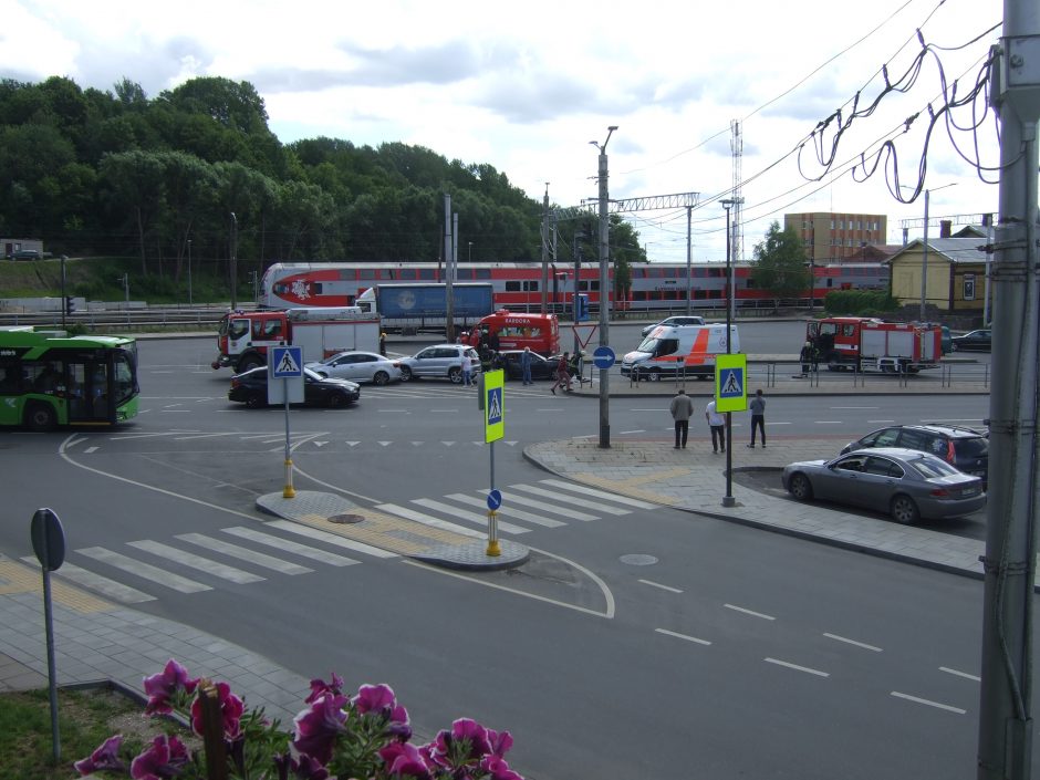 Šalia Kauno geležinkelio stoties – keturių automobilių avarija