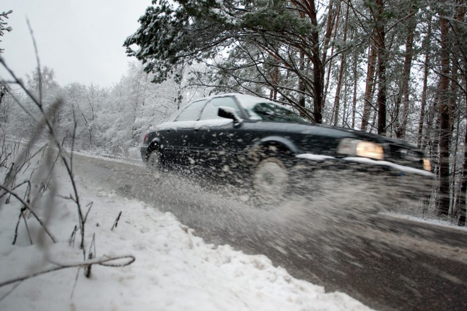 Rytą eismo sąlygas vakarų Lietuvoje sunkina snygis