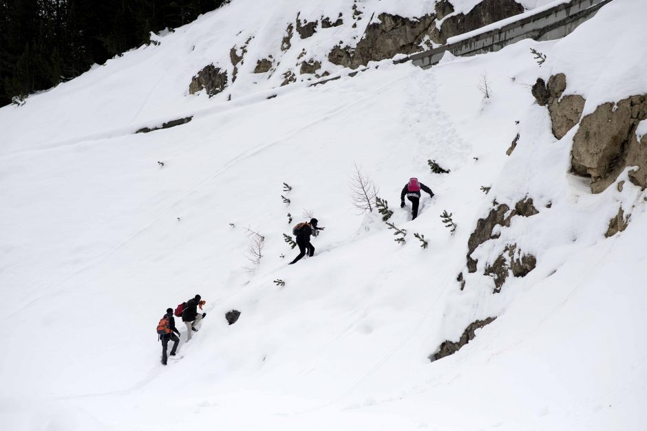 Sniegas Prancūzijos Alpėse įkalino tūkstančius slidininkų, yra žuvusių
