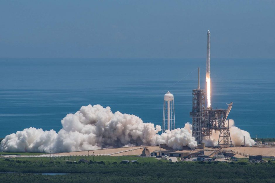 Antrąkart panaudota „SpaceX“ kapsulė sėkmingai susijungė su TKS