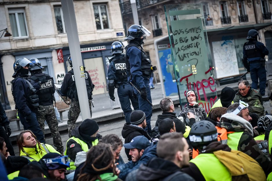 Paryžiaus policija sulaikė mažiausiai 12 „geltonųjų liemenių“