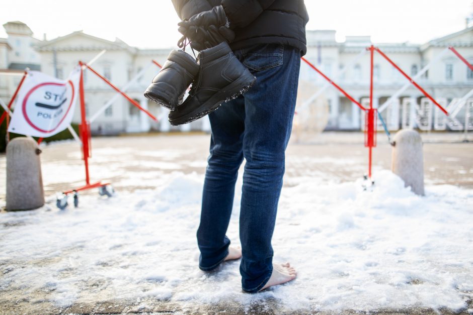 Prie Prezidentūros stovėjo „Basi tėčiai“