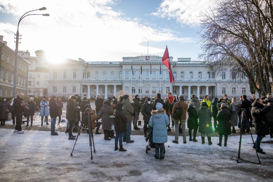 Prie Prezidentūros stovėjo „Basi tėčiai“