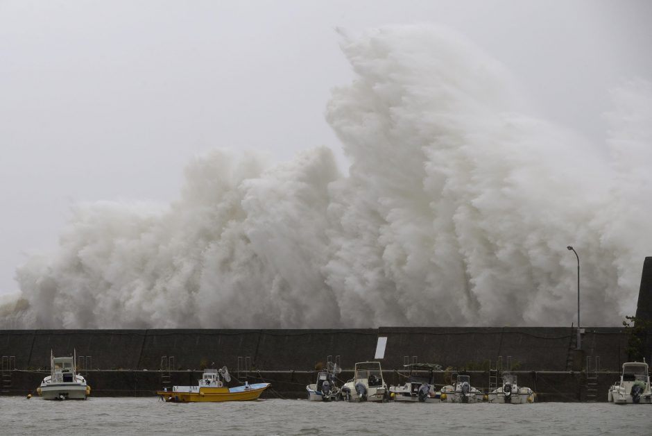 Stiprus taifūnas artinasi Japonijos link: atšaukta daug skrydžių