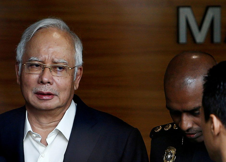Malaizijos teismas buvusį premjerą N. Razaką paleido už užstatą