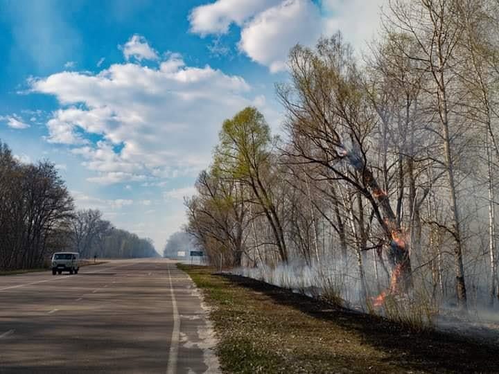 Siaubo apimti: gaisras Černobylio zonoje artėja prie branduolinių atliekų saugyklos