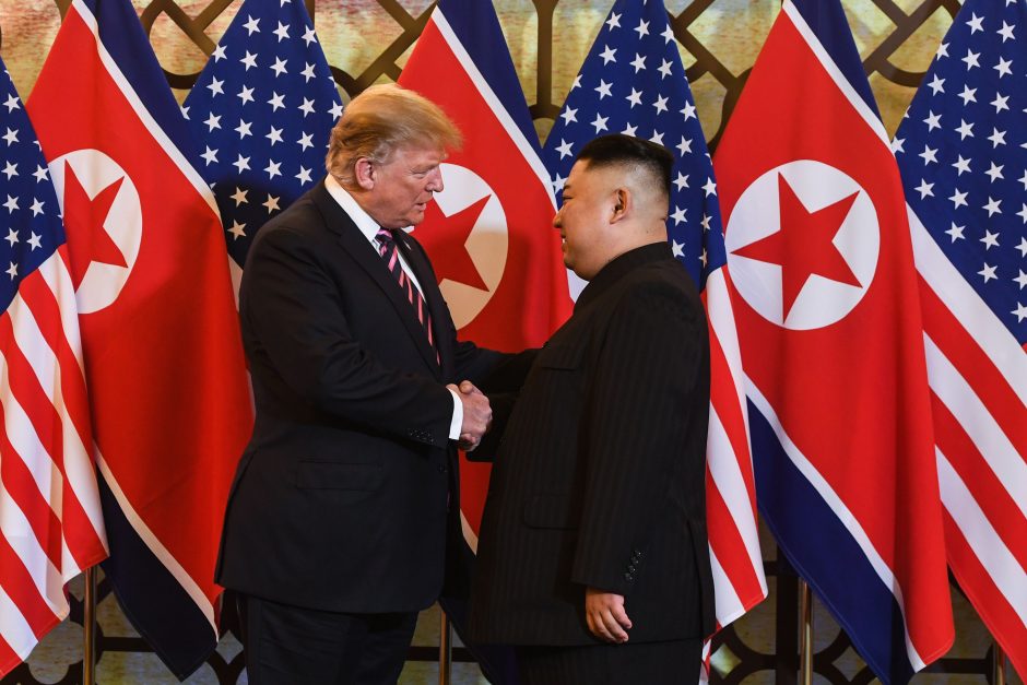 Hanojuje susitikę D. Trumpas ir Kim Jong Unas paspaudė vienas kitam rankas