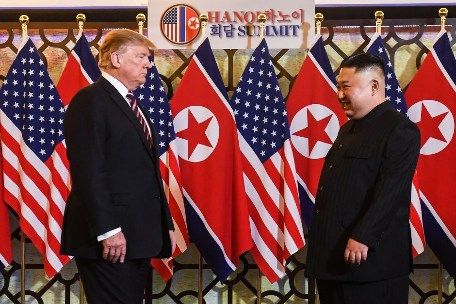 Hanojuje susitikę D. Trumpas ir Kim Jong Unas paspaudė vienas kitam rankas