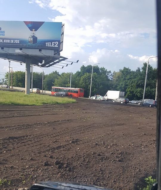 Kauno pilies žiedinėje sankryžoje susidūrė autobusas ir BMW