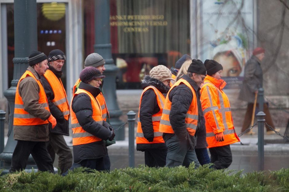 Valytojus ir kiemsargius siūloma nukelti nuo „Sodros“ grindų