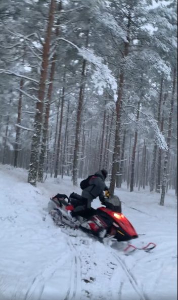 Saugomuose parkuose žiemos malonumais džiaugiasi pažeidėjai: užfiksuoti su sniego motociklais