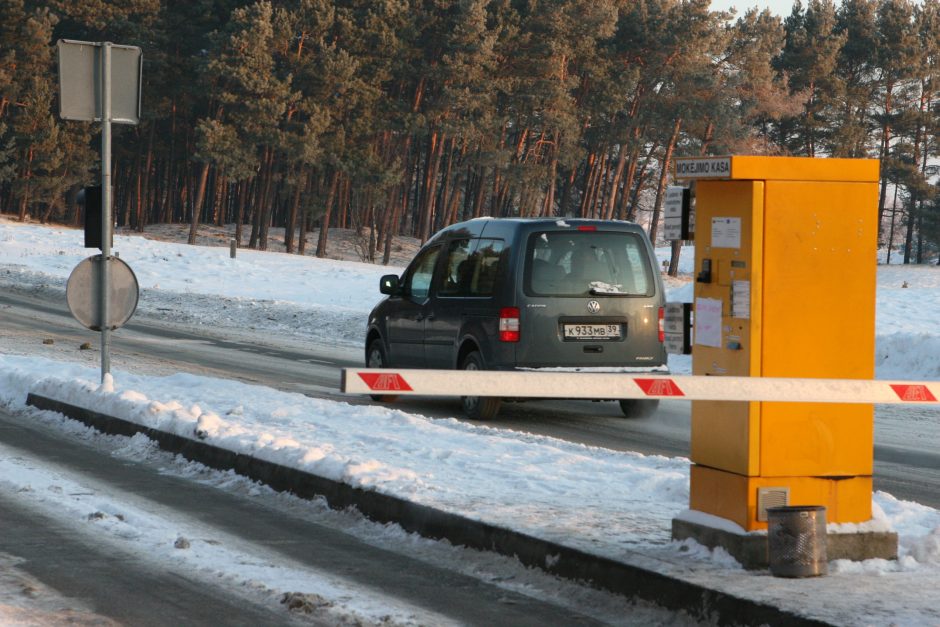 Į Nidą susiruošę gyventojai liko nemaloniai nustebę: už rinkliavą negalėjo atsiskaityti grynaisiais