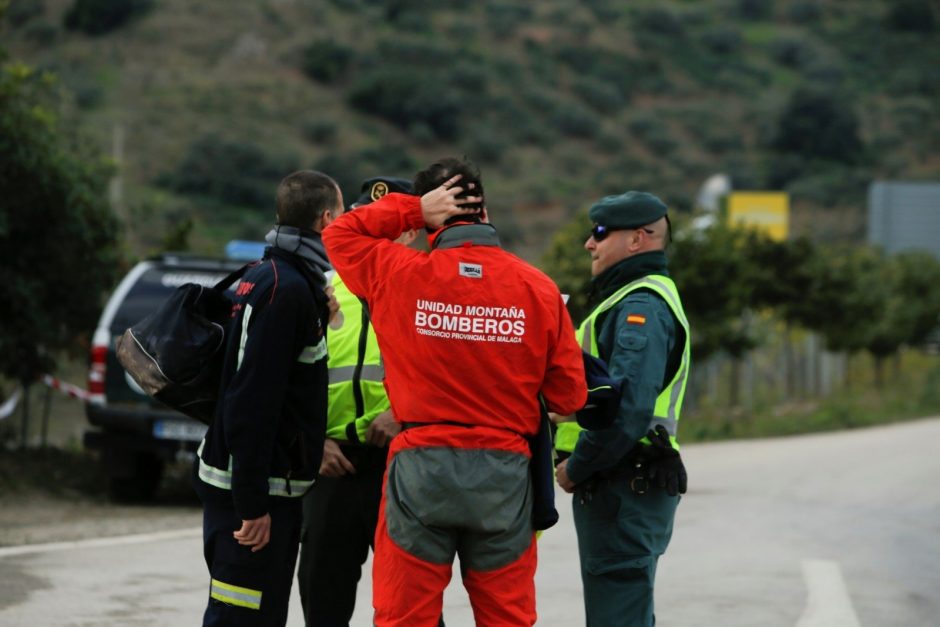 Ispanijoje gelbėtojai sunkiomis sąlygomis bando pasiekti į gręžinį įkritusį vaiką