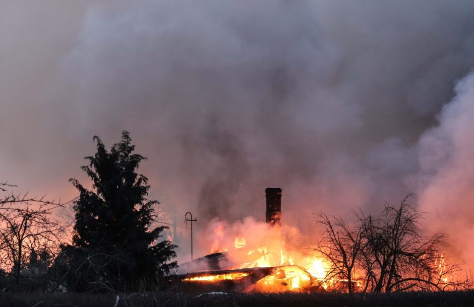 Anykščių rajone dega ūkinis pastatas: įvykio vietoje – gausios ugniagesių pajėgos
