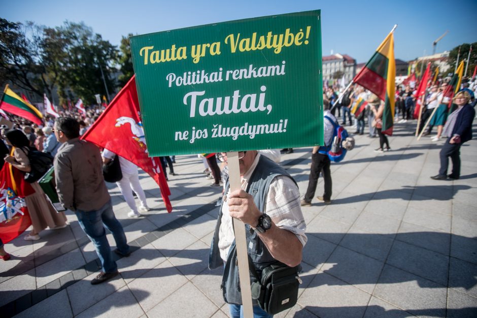 Vilniuje – tūkstantinis protestas: su plakatais „Ne gyvulių pasui“ ir „Dž. Sorošą lauk iš Lietuvos“