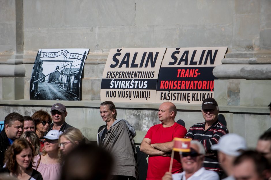 Vilniuje – tūkstantinis protestas: su plakatais „Ne gyvulių pasui“ ir „Dž. Sorošą lauk iš Lietuvos“