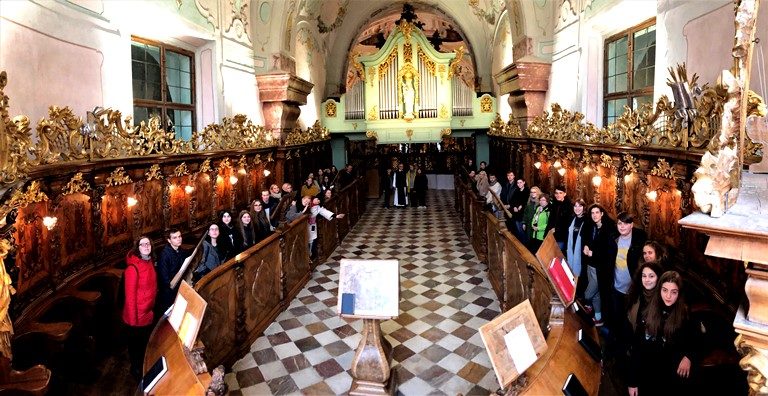 Simbolių paženklinta choro koncertinė kelionė: giesmės po šventovės skliautais