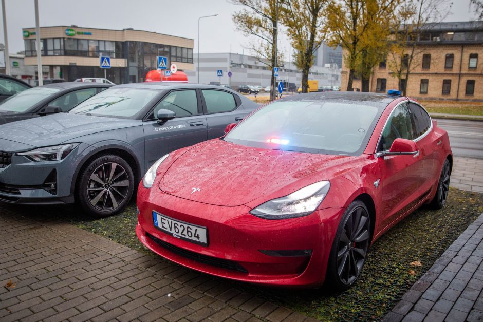 Lietuvos kelių policijos tarnybai perduotas „Tesla“ automobilis 