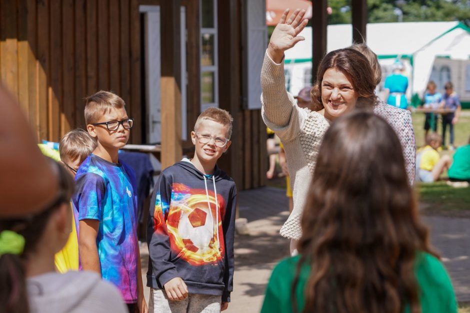 D. Nausėdienė aplankė vasaros stovykloje poilsiaujančius lituanistinių mokyklų vaikus