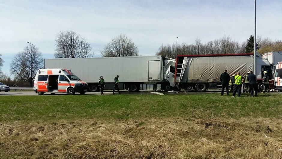 Kelyje prie Giraitės – keturių vilkikų avarija, nusidriekė milžiniškos spūstys