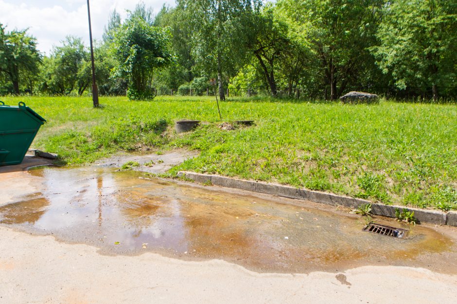 Visą savaitę iš hidranto bėga vanduo, nes taip reikia?