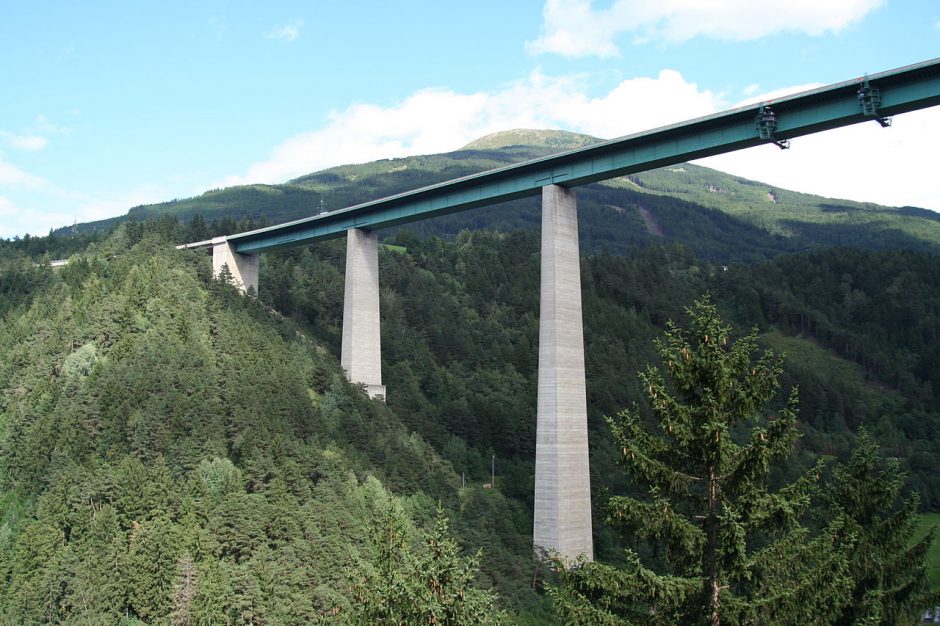 80-metė nušoko su guma nuo vieno aukščiausių Europos tiltų