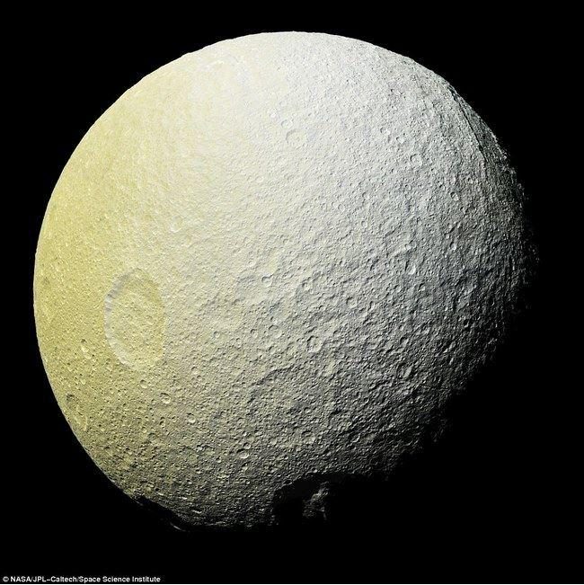 Mįslė: Saturno mėnulio Tetijos ledu driekiasi dar nematytos raudonos 