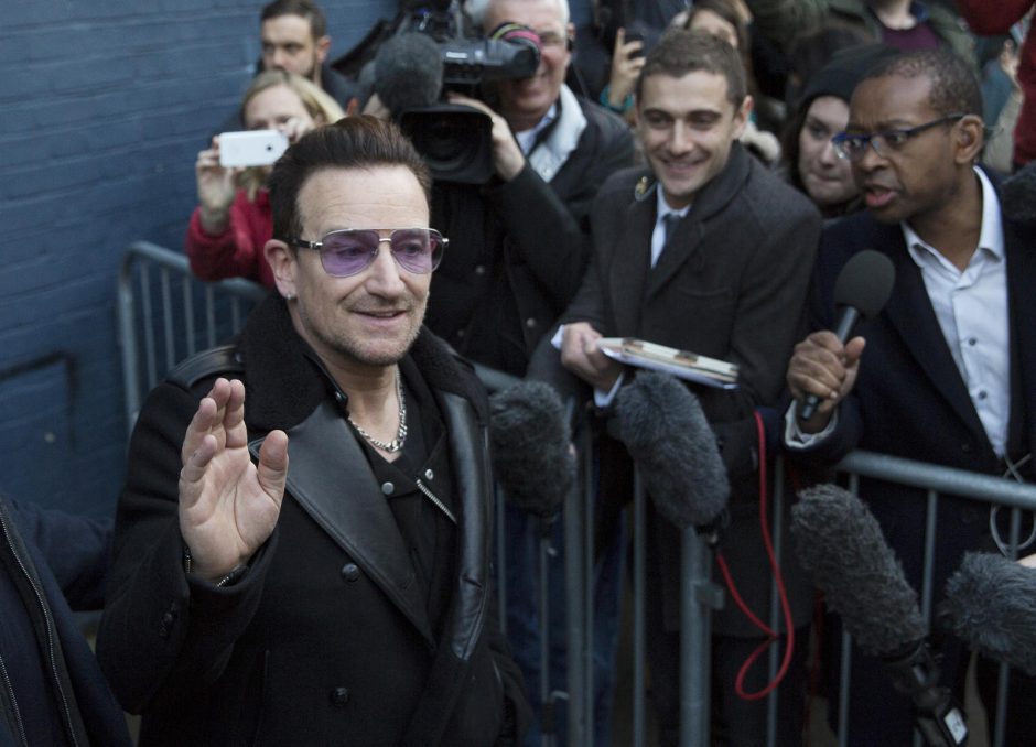 Bono po operacijos vėl pakilo ant kojų
