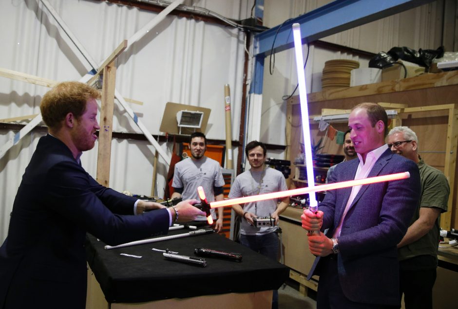 Princai Williamas ir Harry kino studijoje sukryžiavo šviesos kardus