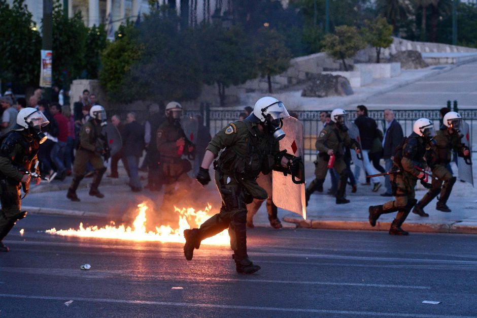 Lemtingą vakarą Atėnuose – tūkstančiai protestuotojų