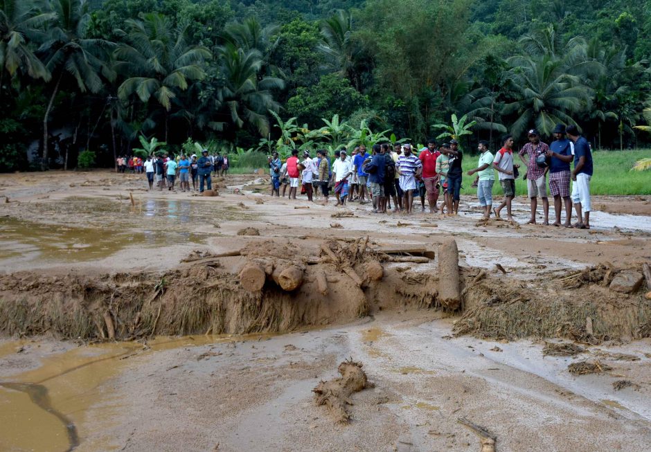 Šri Lankoje žemės nuošliaužos galėjo palaidoti daugiau nei 200 šeimų