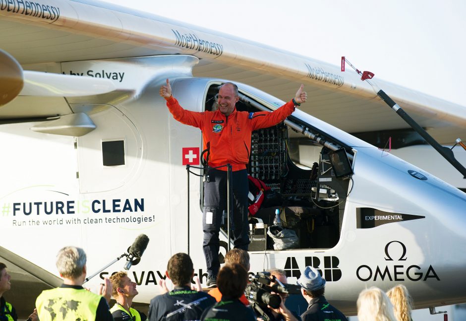 Saulės energija varomas lėktuvas „Solar Impulse 2“ nusileido Ispanijoje