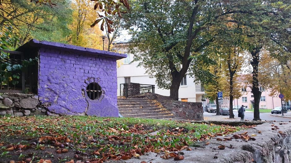 Kauniečiai stebisi iš tolo violetine spalva rėkiančiu namuku: su miestu tai nederinta