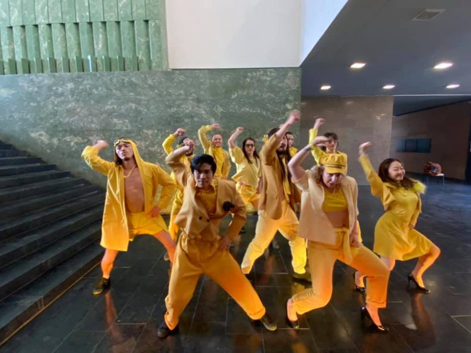 Šokio teatras „Aura“ palaiko į „Euroviziją“ siunčiamą grupę „The Roop“: sukūrė geltoną šokį