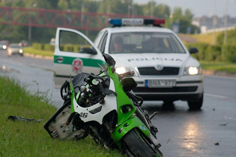 Pasvalio rajone susižalojo beteisis motociklininkas