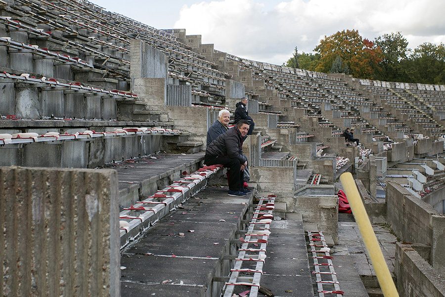 Stadiono ardymas varžybų nestabdo – aistruoliams tenka sėdėti ir ant griuvėsių