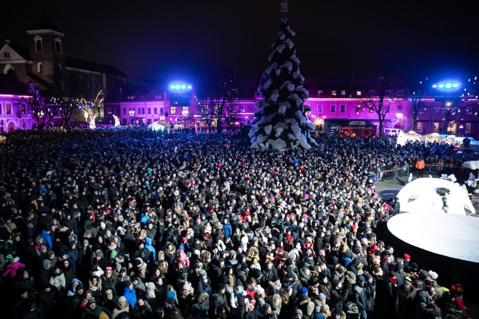 Rotušės aikštėje įžiebta įspūdinga Kalėdų eglė