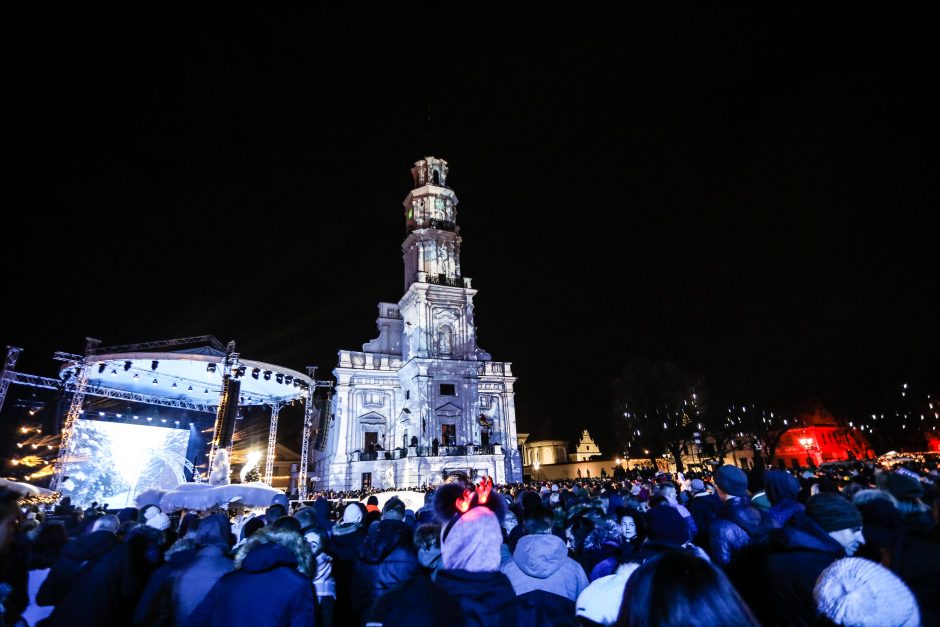 Rotušės aikštėje įžiebta įspūdinga Kalėdų eglė (vaizdo įrašas)