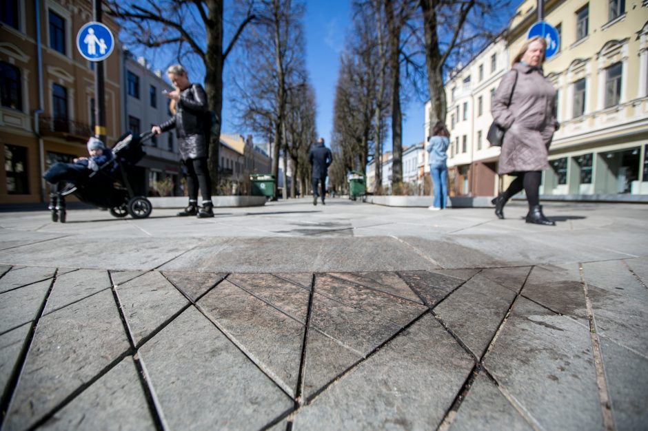 Neatsakingumo viršūnė: po mugės – prišnerkštas naujasis Laisvės alėjos grindinys