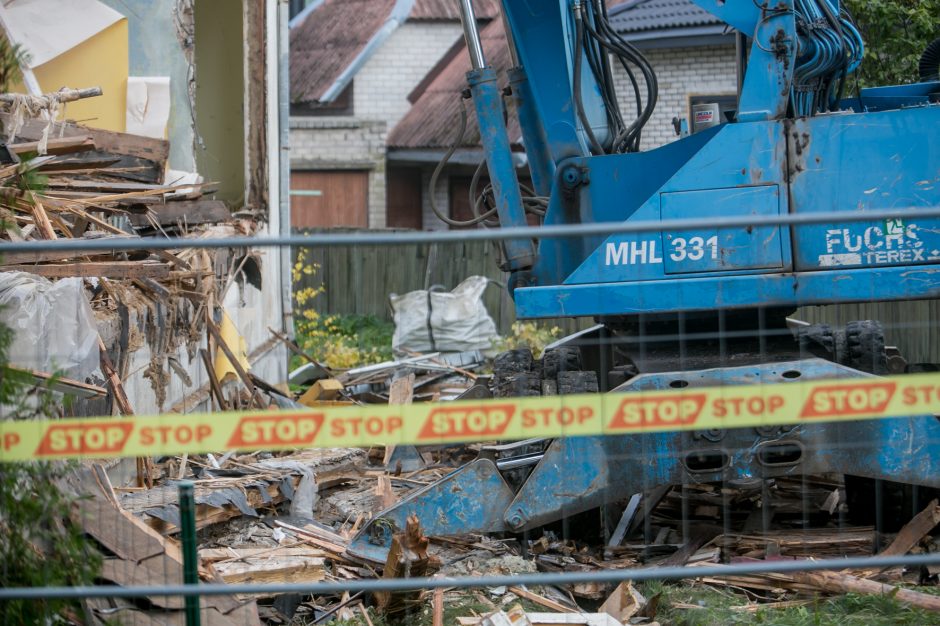 Žaliakalnyje toliau įžūliai naikinamas paveldo namas