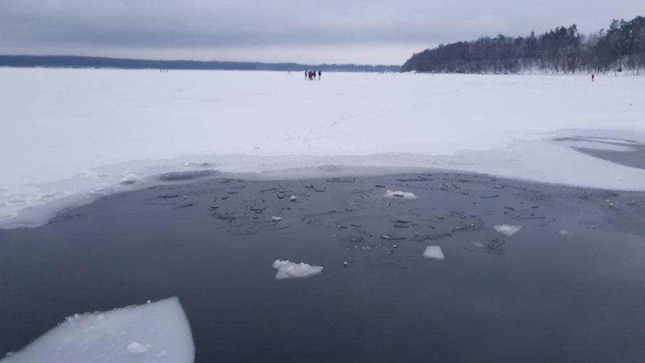 Neatsakingas elgesys: ant Kauno marių ledo lipa būriais